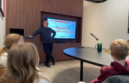 Tom Pynaert geeft een inleidende presentatie aan de enthousiaste leerlingen van Wonterwijs.